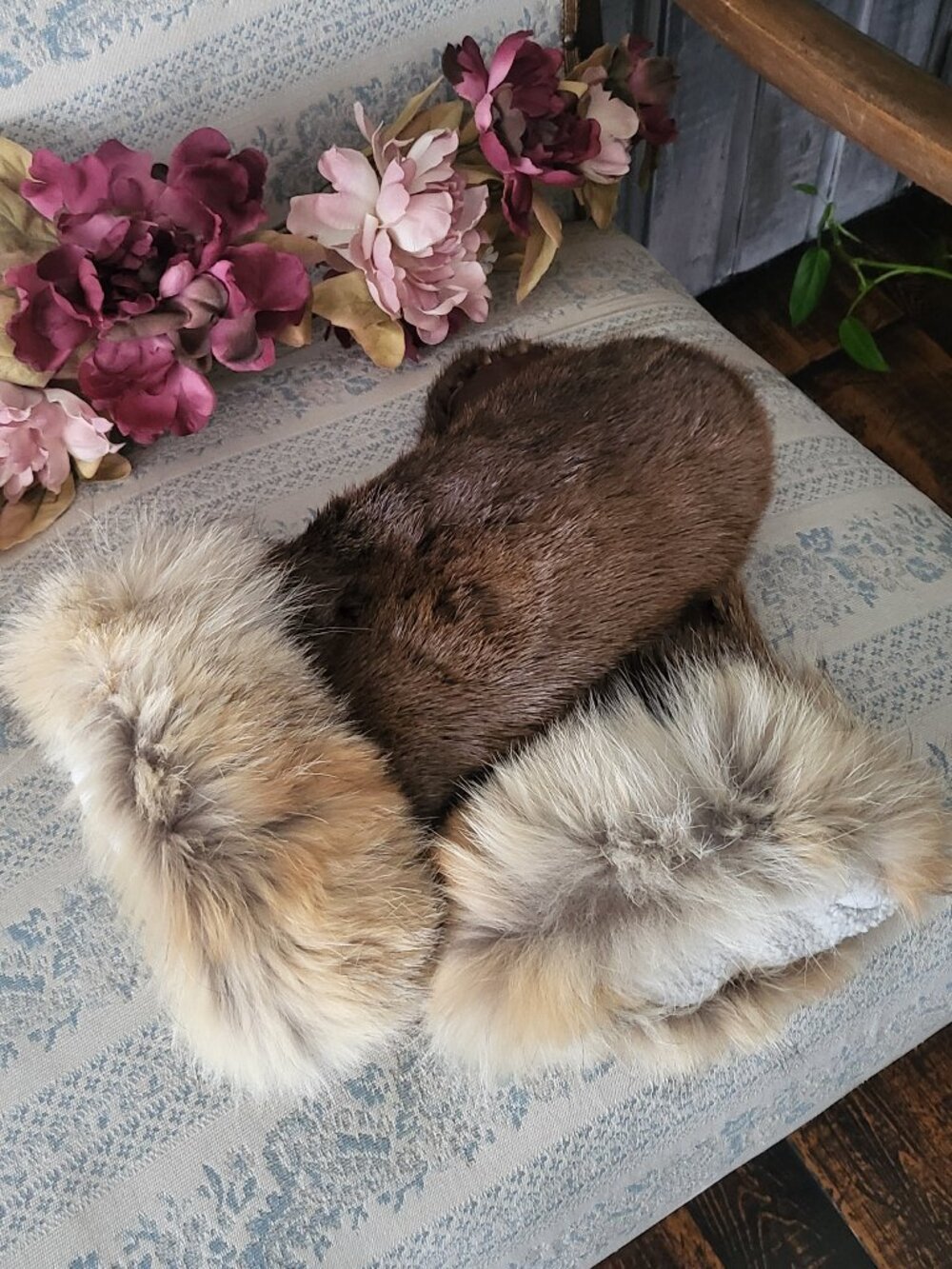 Real Beaver Fur Mittens Natural Coyote Trim Fleece Lined Winter Gloves